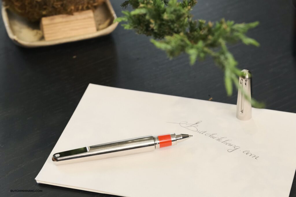 Bút (Montblanc M)RED Signature Rollerball Pen cùng vẻ đẹp của sự hiện đại, đại diện cho kỷ nguyên tương lai - but montblanc mred signature rollerball pen cung ve dep cua su hien dai dai dien cho ky nguyen tuong lai 3