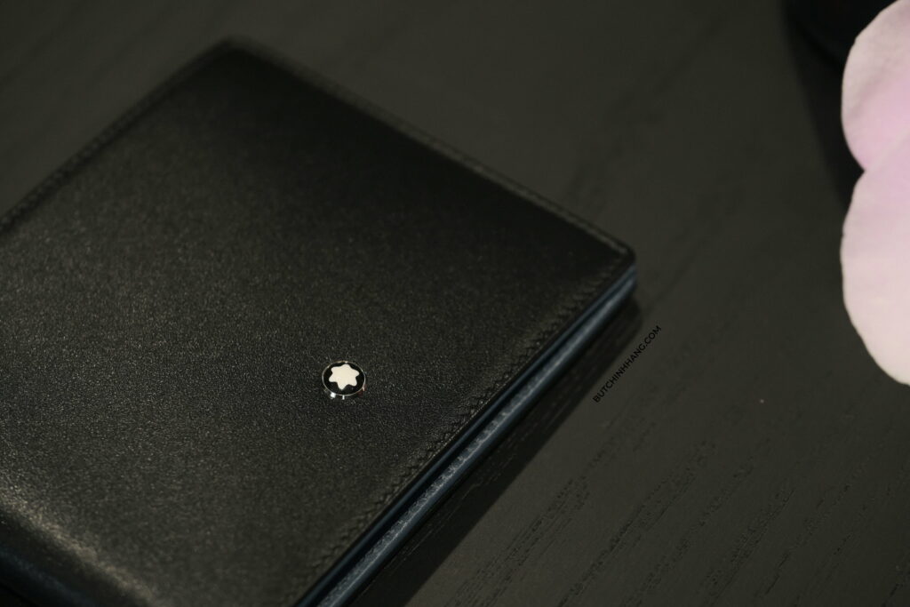 Chiếc ví da Montblanc Leather Goods Meisterstuck Black/Light Blue Wallet với thiết kế hai màu kết hợp - chiec vi da montblanc leather goods meisterstuck blacklight blue wallet voi thiet ke hai mau ket hop 1