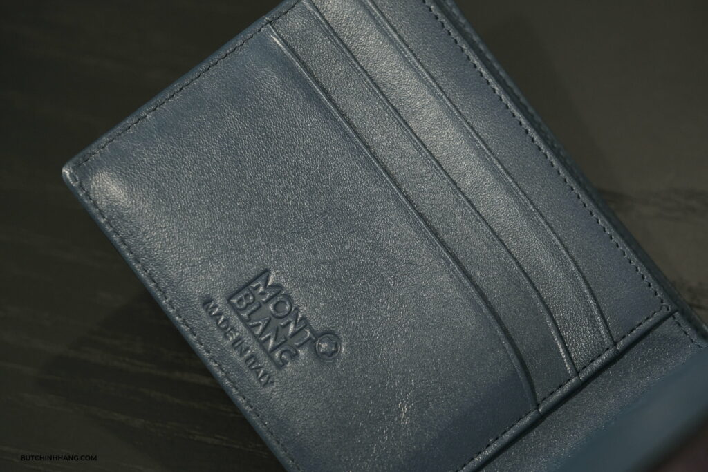 Chiếc ví da Montblanc Leather Goods Meisterstuck Black/Light Blue Wallet với thiết kế hai màu kết hợp - chiec vi da montblanc leather goods meisterstuck blacklight blue wallet voi thiet ke hai mau ket hop
