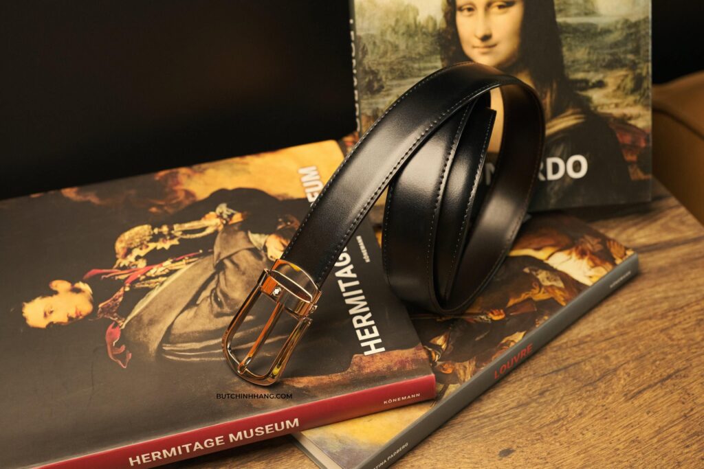 The valuable rose gold buckle of the Montblanc Black Reversible Cut-to-size Business Belt - the valuable rose gold buckle of the Montblanc Black Reversible Cut-to-size Business Belt 1