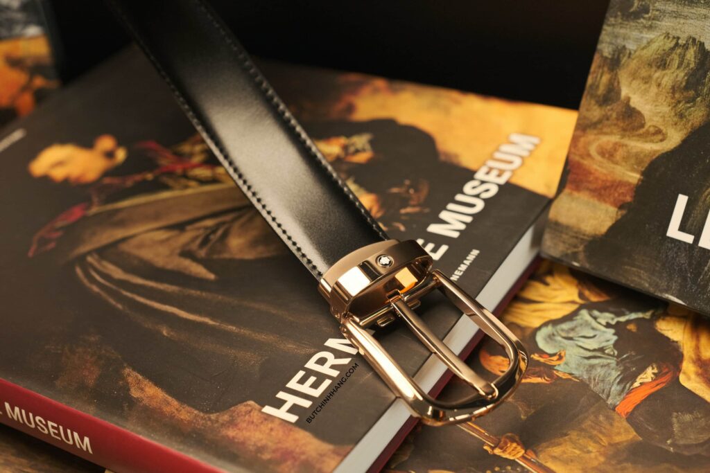 The valuable rose gold buckle of the Montblanc Black Reversible Cut-to-size Business Belt - the valuable rose gold buckle of the Montblanc Black Reversible Cut-to-size Business Belt 2