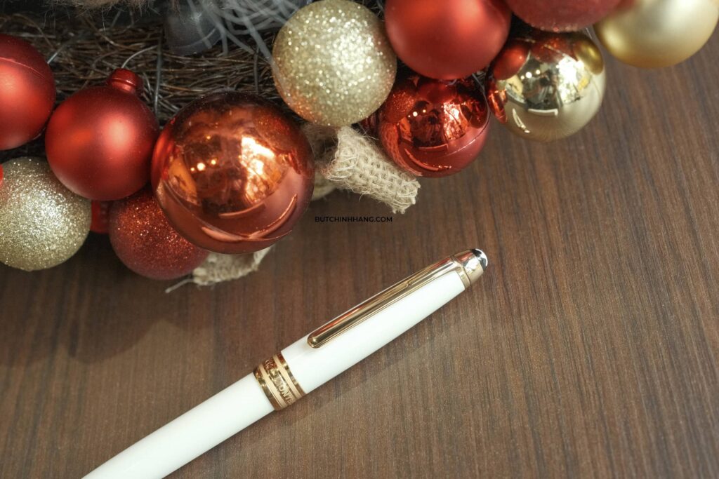 Mẫu bút hoàn hảo cho kỳ Giáng Sinh sắp tới - Montblanc Meisterstuck White Solitaire Red Gold - mau but hoan hao cho ky giang sinh sap toi montblanc meisterstuck white solitaire red gold 2