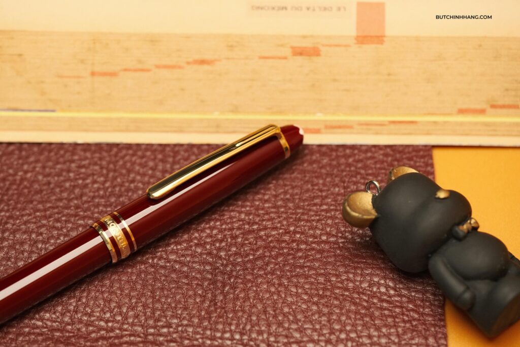 Burdundy red and the famous Montblanc Meisterstuck Classique rollerball pen - burdundy red and the famous montblanc meisterstuck classique rollerball pen 1