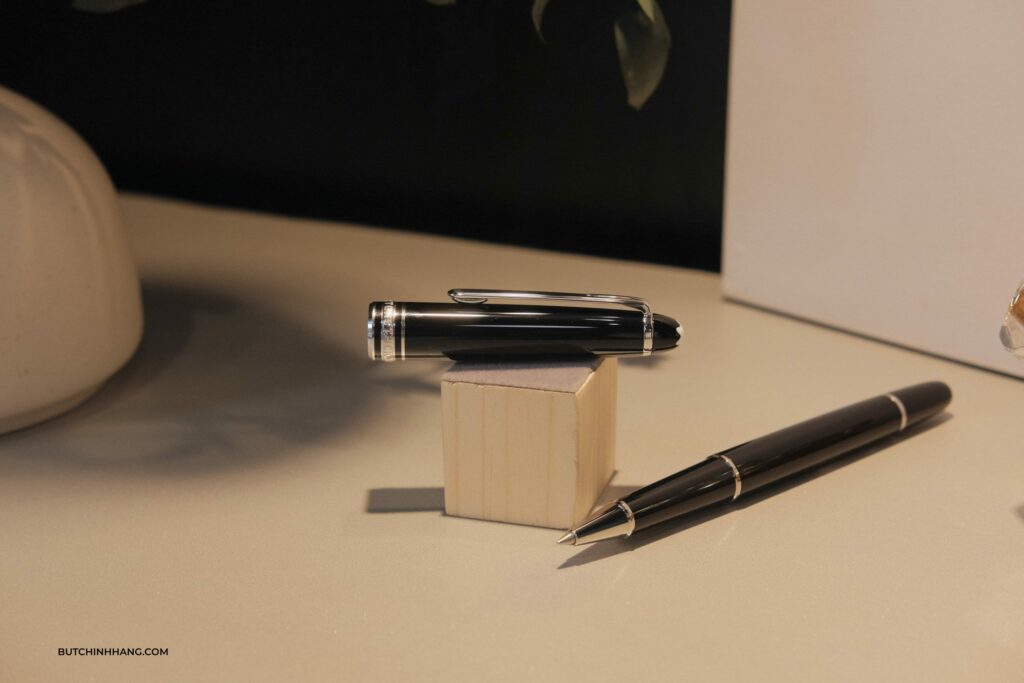 Montblanc Meisterstuck Classique Platinum Plated Rollerball Pen - mẫu bút với thiết kế mà Montblanc luôn tự hào - montblanc meisterstuck classique platinum plated rollerball pen mau but voi thiet ke ma montblanc luon tu hao 1
