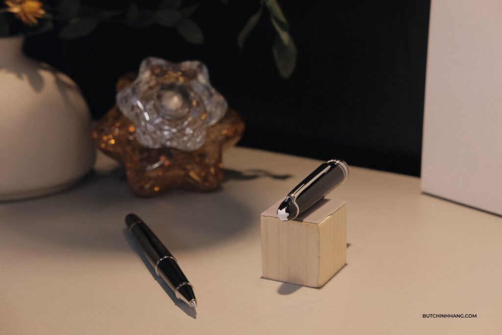 Montblanc Meisterstuck Classique Platinum Plated Rollerball Pen - mẫu bút với thiết kế mà Montblanc luôn tự hào - montblanc meisterstuck classique platinum plated rollerball pen mau but voi thiet ke ma montblanc luon tu hao