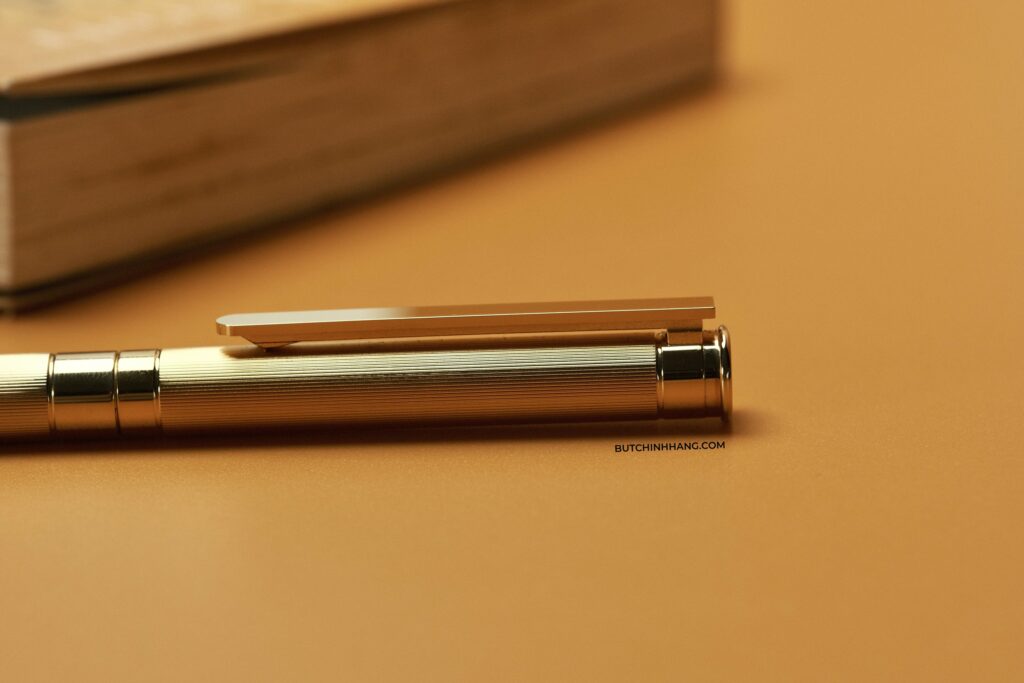 Một màu vàng đầy sự tinh tế đến từ mẫu bút bi Montblanc Noblesse Oblige Gold Plated - mot mau vang day su tinh te den tu mau but bi montblanc noblesse oblige gold plated 3