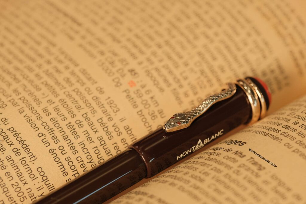 Sự kết hợp giữa Heritage Rouge & Noir Tropic Brown và thắt lưng Montblanc Casual Curved Horseshoe cùng gọng kính Montblanc Rimless Gold Havana - su ket hop giua heritage rouge amp noir tropic brown va that lung montblanc casual curved horseshoe cung gong kinh montblanc rimless gold havana 2