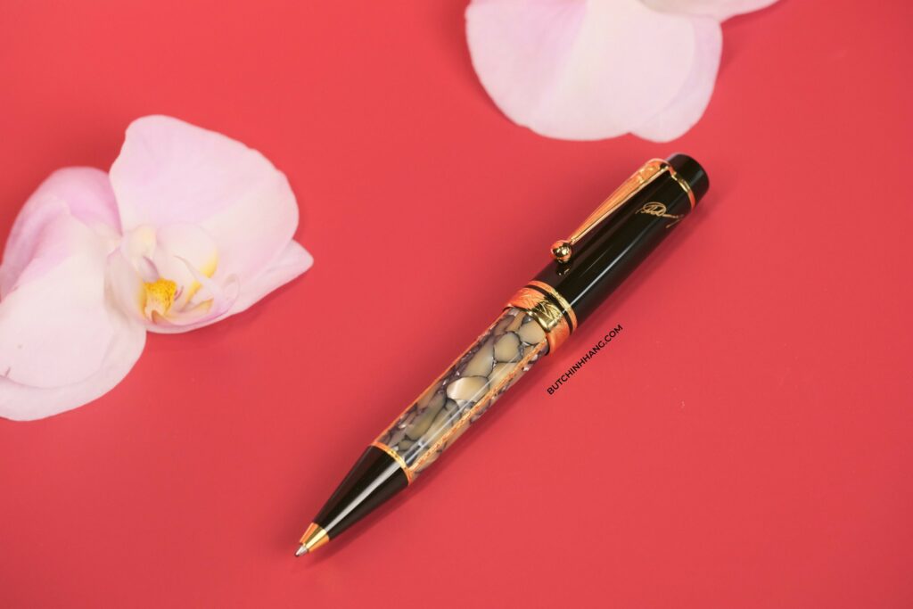 Vẻ đẹp đặc biệt đến từ mẫu bút Montblanc Alexandre Dumas Writers Edition Limited Ballpoint Pen (Phiên bản chữ ký Dumas Cha) - ve dep dac biet den tu mau but montblanc alexandre dumas writers edition limited ballpoint pen phien ban chu ky dumas cha 2