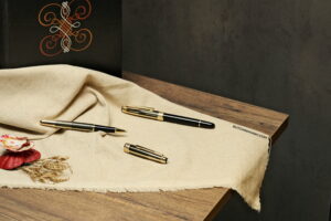 Hai phiên bản Rollerball Pen của dòng bút Montblanc Meisterstuck Solitaire Gold & Black động lòng người