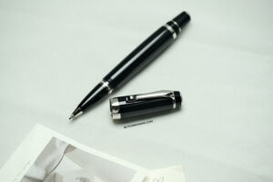 Viên đá đen trên mẫu bút Montblanc Boheme Noir Rollerball Pen uy quyền