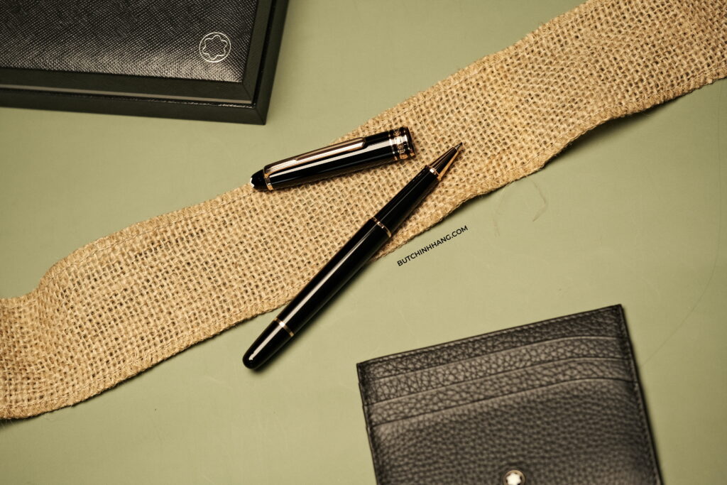 Bộ set bút Montblanc Meisterstuck Classique Red Gold Rollerball Pen & Soft Grain Pocket Holder đầy ý nghĩa - DSCF9043