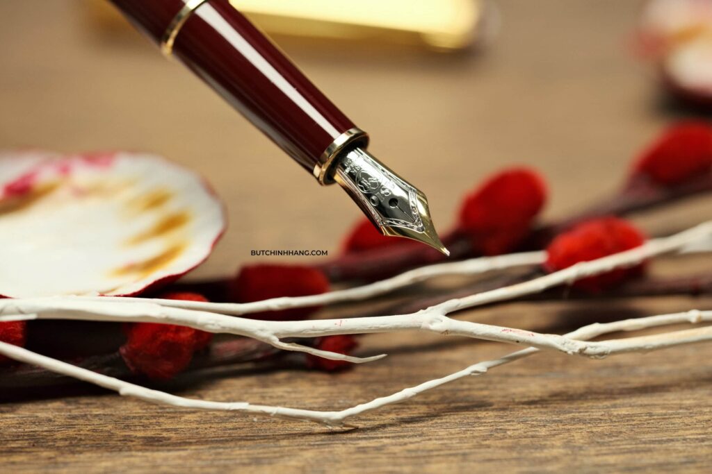 Mẫu bút máy đỏ Montblanc Meisterstuck Solitaire Bordeaux Doue Vermeil - sắc đỏ của rượu vang - mau but may do montblanc meisterstuck solitaire bordeaux doue vermeil sac do cua ruou vang 1