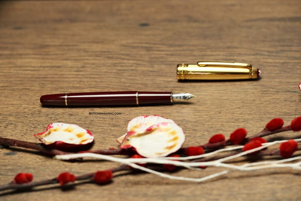 Mẫu bút máy đỏ Montblanc Meisterstuck Solitaire Bordeaux Doue Vermeil - sắc đỏ của rượu vang - mau but may do montblanc meisterstuck solitaire bordeaux doue vermeil sac do cua ruou vang 2