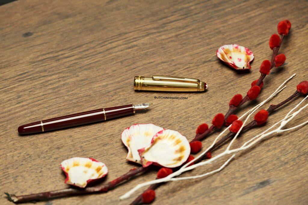 Mẫu bút máy đỏ Montblanc Meisterstuck Solitaire Bordeaux Doue Vermeil - sắc đỏ của rượu vang - mau but may do montblanc meisterstuck solitaire bordeaux doue vermeil sac do cua ruou vang 3