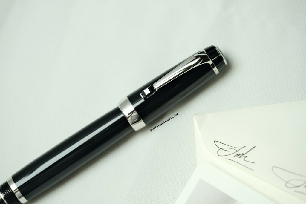 Viên đá đen trên mẫu bút Montblanc Boheme Noir Rollerball Pen uy quyền - vien da den tren mau but montblanc boheme noir rollerball pen uy quyen 1