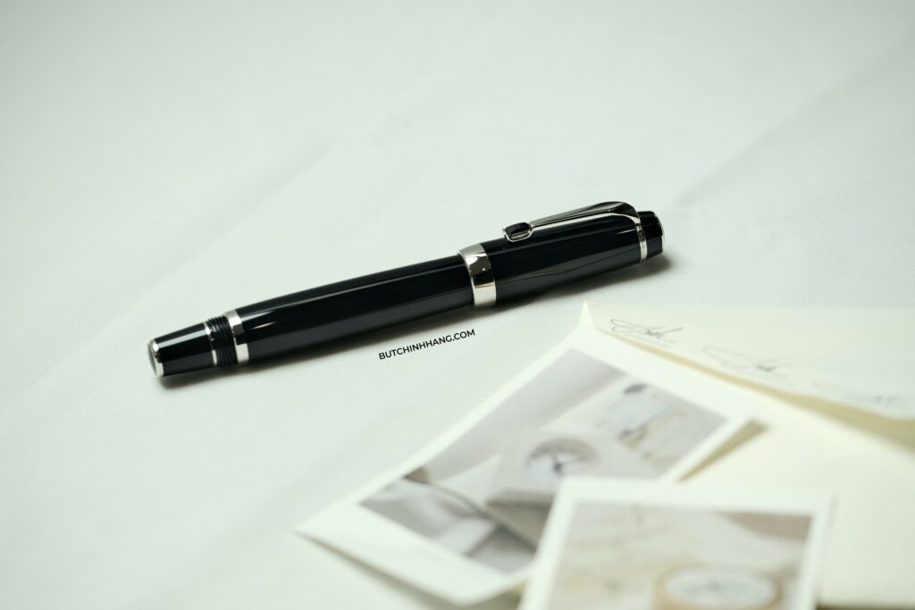 Viên đá đen trên mẫu bút Montblanc Boheme Noir Rollerball Pen uy quyền - vien da den tren mau but montblanc boheme noir rollerball pen uy quyen 2
