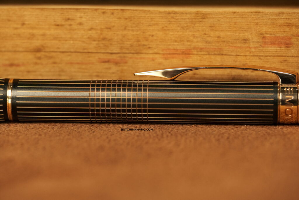 Những đường cắt sắc sảo trên mẫu bút bi xoay Montblanc StarWalker Red Gold Metal DSCF0033