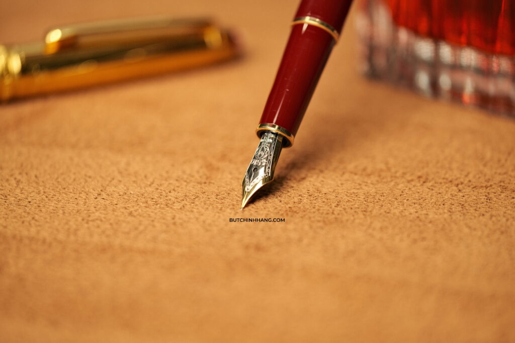 Phiên bản bút máy kết hợp giữa sắc đỏ rượu và vàng gold may mắn DSCF0054