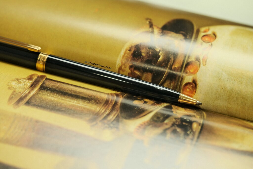 Mẫu bút cổ thanh lịch từ Montblanc - bút bi Montblanc Noblesse Oblige Gold BallPoint Pen DSCF0302