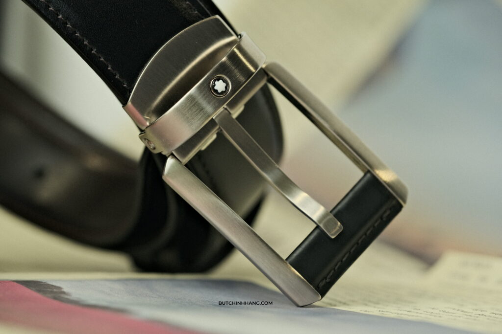 Mẫu thắt lưng 38158 Montblanc Contemporary Reversible Leather Belt với mặt khoá khác biệt DSCF0327