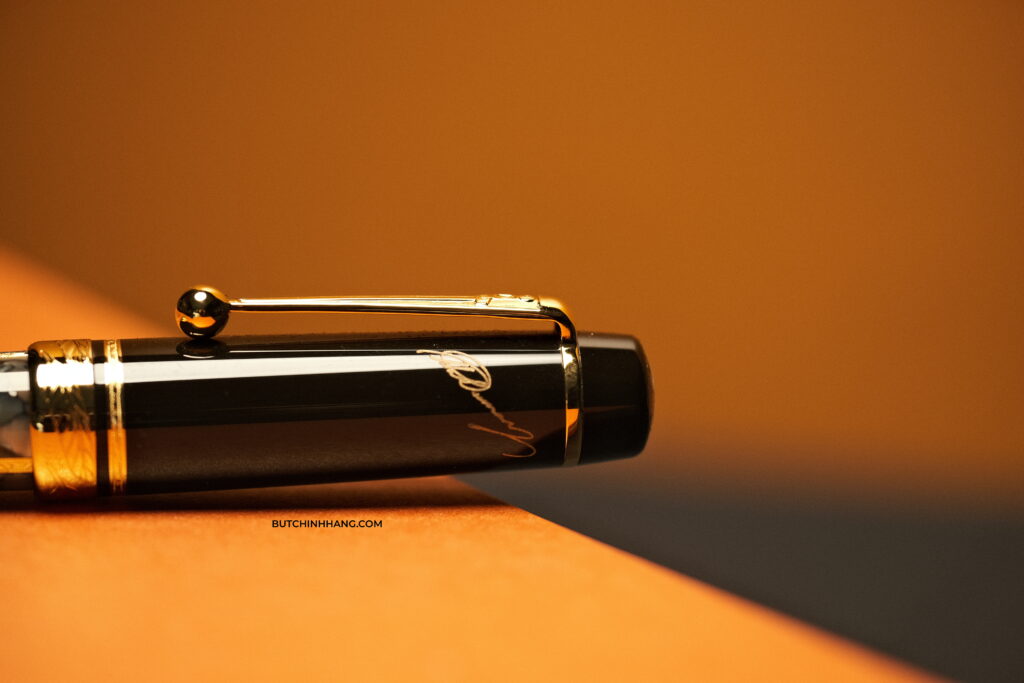 Những chi tiết đặc biệt ẩn mình trên mẫu bút Montblanc Alexandre Dumas Writers Edition Limited Ballpoint Pen DSCF9776
