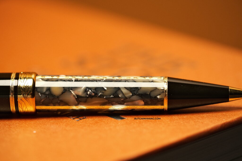 Những chi tiết đặc biệt ẩn mình trên mẫu bút Montblanc Alexandre Dumas Writers Edition Limited Ballpoint Pen DSCF9783