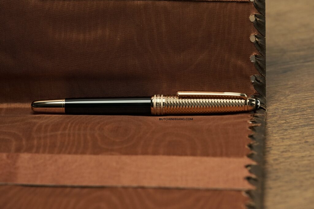 Cổ điển xen lẫn hiện đại, bút bi nước Montblanc Meisterstuck Solitaire Doué Geometry Classique đầy kiêu hãnh trong thiết kế lấp lánh  - co dien xen lan hien dai but bi nuoc montblanc meisterstuck solitaire doue geometry classique day kieu hanh trong thiet ke lap lanh 1