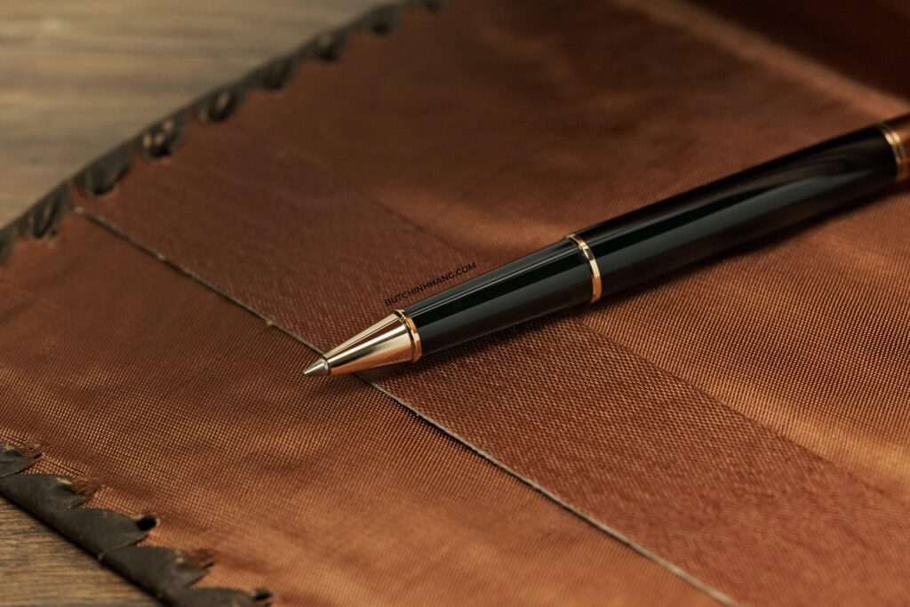 Cổ điển xen lẫn hiện đại, bút bi nước Montblanc Meisterstuck Solitaire Doué Geometry Classique đầy kiêu hãnh trong thiết kế lấp lánh  - co dien xen lan hien dai but bi nuoc montblanc meisterstuck solitaire doue geometry classique day kieu hanh trong thiet ke lap lanh