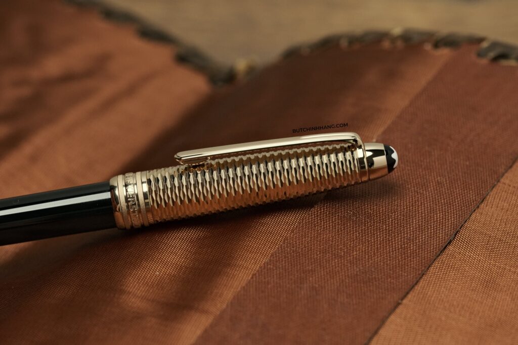 Cổ điển xen lẫn hiện đại, bút bi nước Montblanc Meisterstuck Solitaire Doué Geometry Classique đầy kiêu hãnh trong thiết kế lấp lánh  - co dien xen lan hien dai but bi nuoc montblanc meisterstuck solitaire doue geometry classique day kieu hanh trong thiet ke lap lanh 2