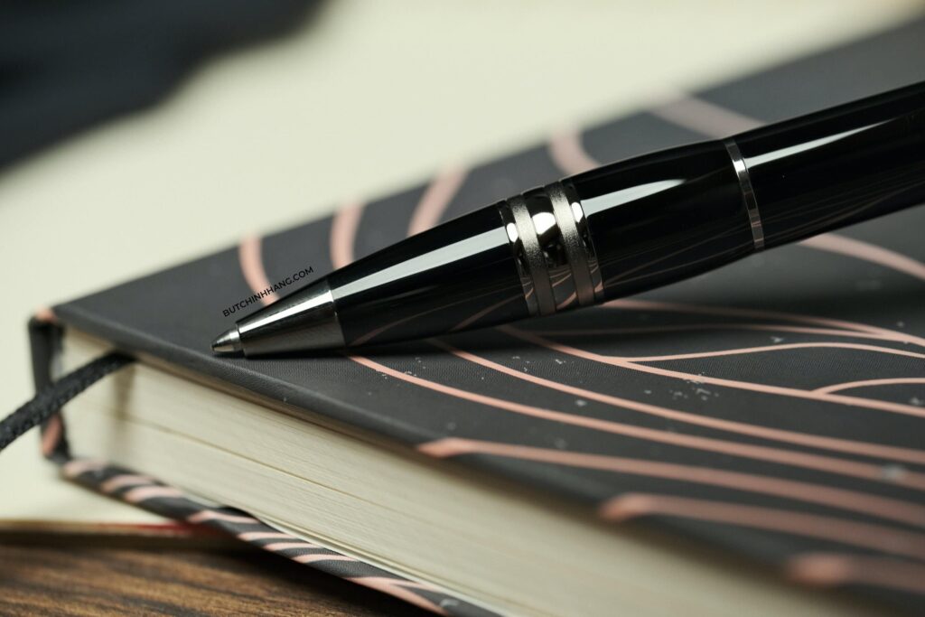 Màu đen của sự bí ẩn trên mẫu bút tưởng chừng đơn giản - Bút bi Montblanc Starwalker Midnight - mau den cua su bi an tren mau but tuong chung don gian but bi montblanc starwalker midnight 1