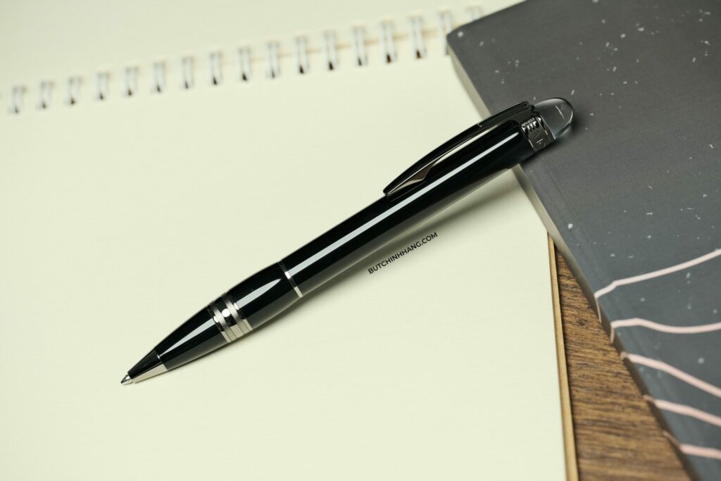 Màu đen của sự bí ẩn trên mẫu bút tưởng chừng đơn giản - Bút bi Montblanc Starwalker Midnight - mau den cua su bi an tren mau but tuong chung don gian but bi montblanc starwalker midnight 2