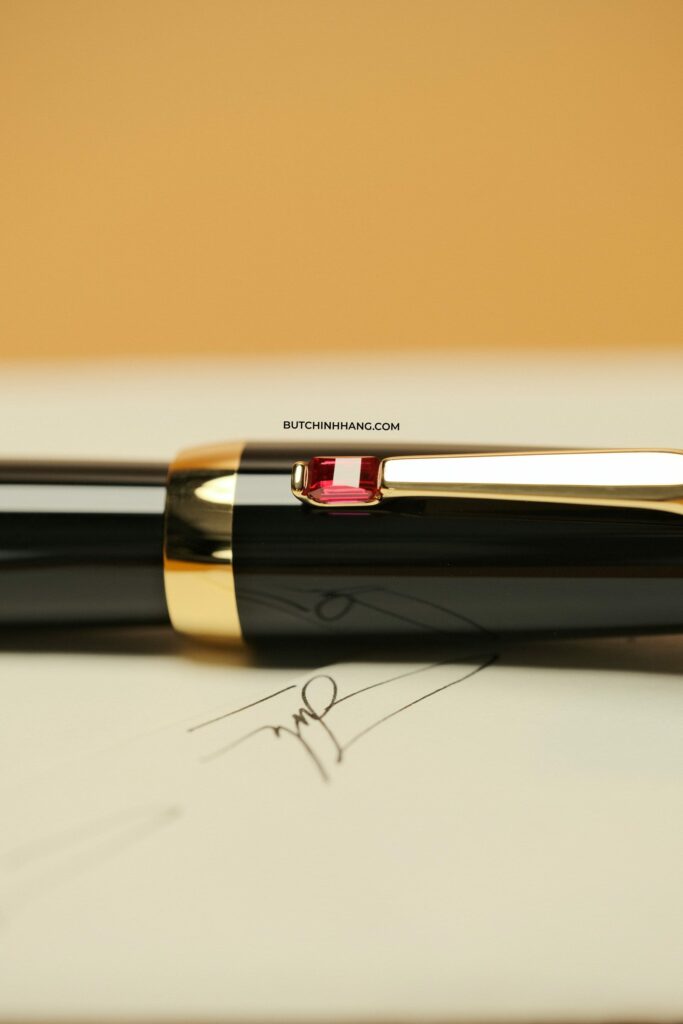 Viên đá Hồng Ngọc Ruby đầy cháy bỏng trên mẫu bút bi Montblanc Boheme Gold Plated Rouge - vien da hong ngoc ruby day chay bong tren mau but bi montblanc boheme gold plated rouge 1