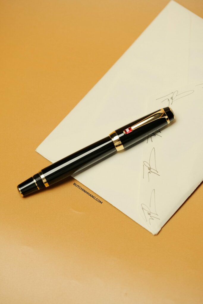 Viên đá Hồng Ngọc Ruby đầy cháy bỏng trên mẫu bút bi Montblanc Boheme Gold Plated Rouge - vien da hong ngoc ruby day chay bong tren mau but bi montblanc boheme gold plated rouge