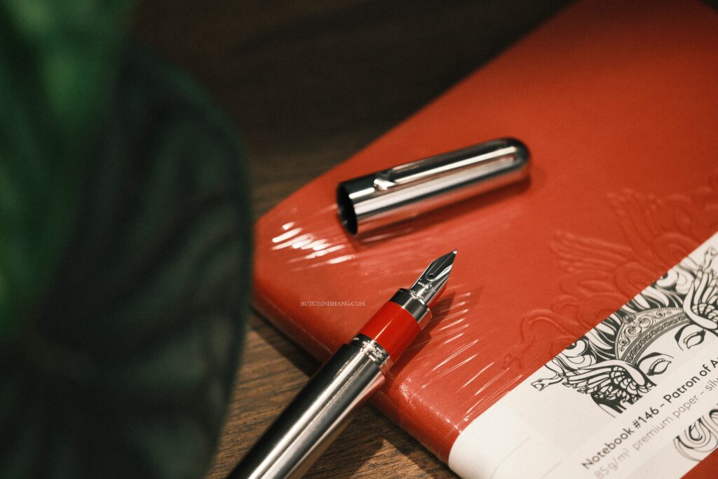 Vẻ đẹp của mẫu bút máy Montblanc M RED Signature đầy quyến rũ - DSF0619