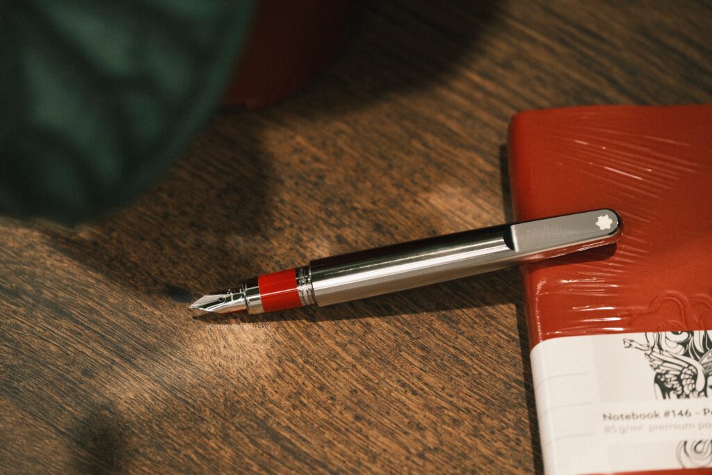 Vẻ đẹp của mẫu bút máy Montblanc M RED Signature đầy quyến rũ DSF0623