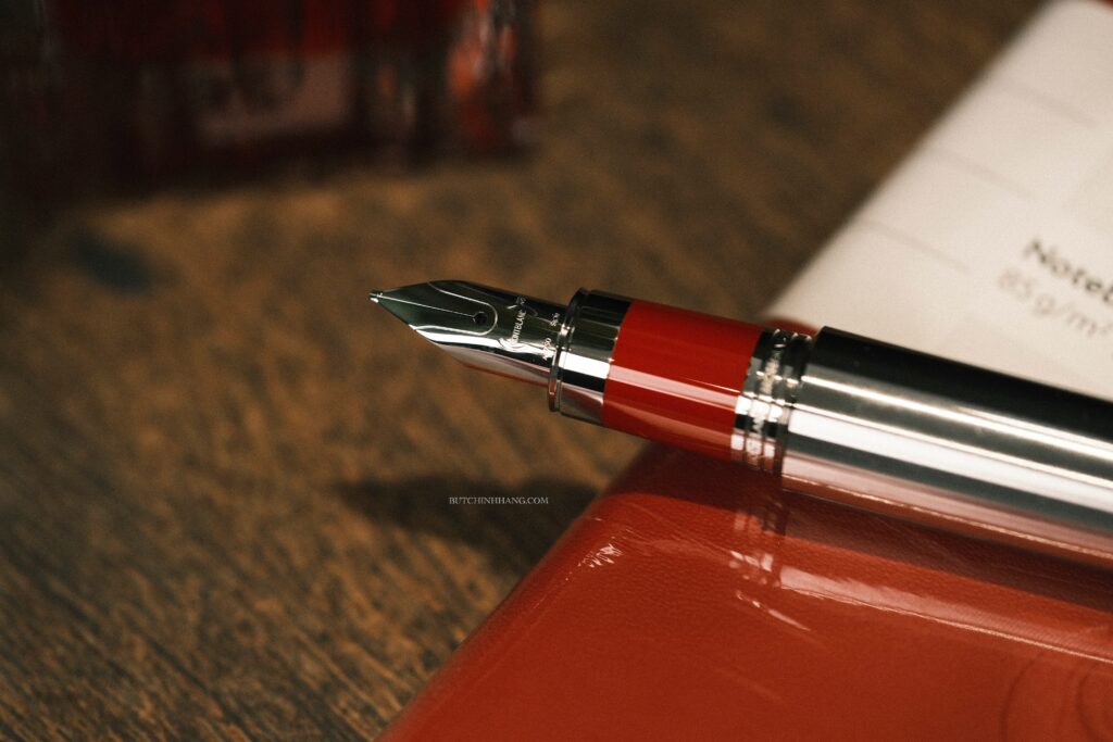 Vẻ đẹp của mẫu bút máy Montblanc M RED Signature đầy quyến rũ DSF0630