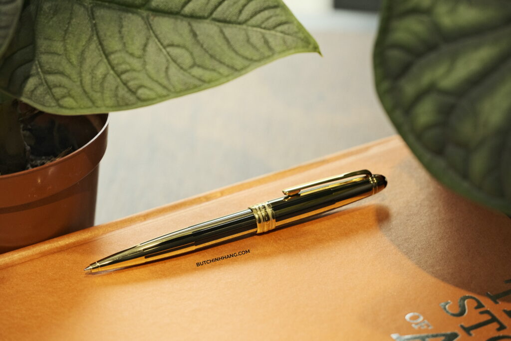 Montblanc Meisterstuck Solitaire Gold & Black Ballpoint Pen mẫu bút thép phủ sơn mài mang trong mình vẻ đẹp của sự thanh lịch DSF0656