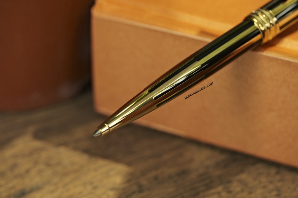 Montblanc Meisterstuck Solitaire Gold & Black Ballpoint Pen mẫu bút thép phủ sơn mài mang trong mình vẻ đẹp của sự thanh lịch DSF0663