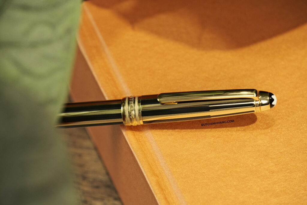 Montblanc Meisterstuck Solitaire Gold & Black Ballpoint Pen mẫu bút thép phủ sơn mài mang trong mình vẻ đẹp của sự thanh lịch DSF0664