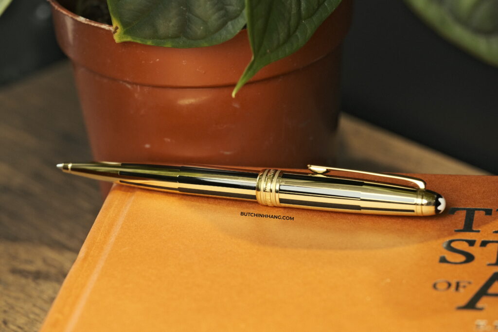 Montblanc Meisterstuck Solitaire Gold & Black Ballpoint Pen mẫu bút thép phủ sơn mài mang trong mình vẻ đẹp của sự thanh lịch DSF0666