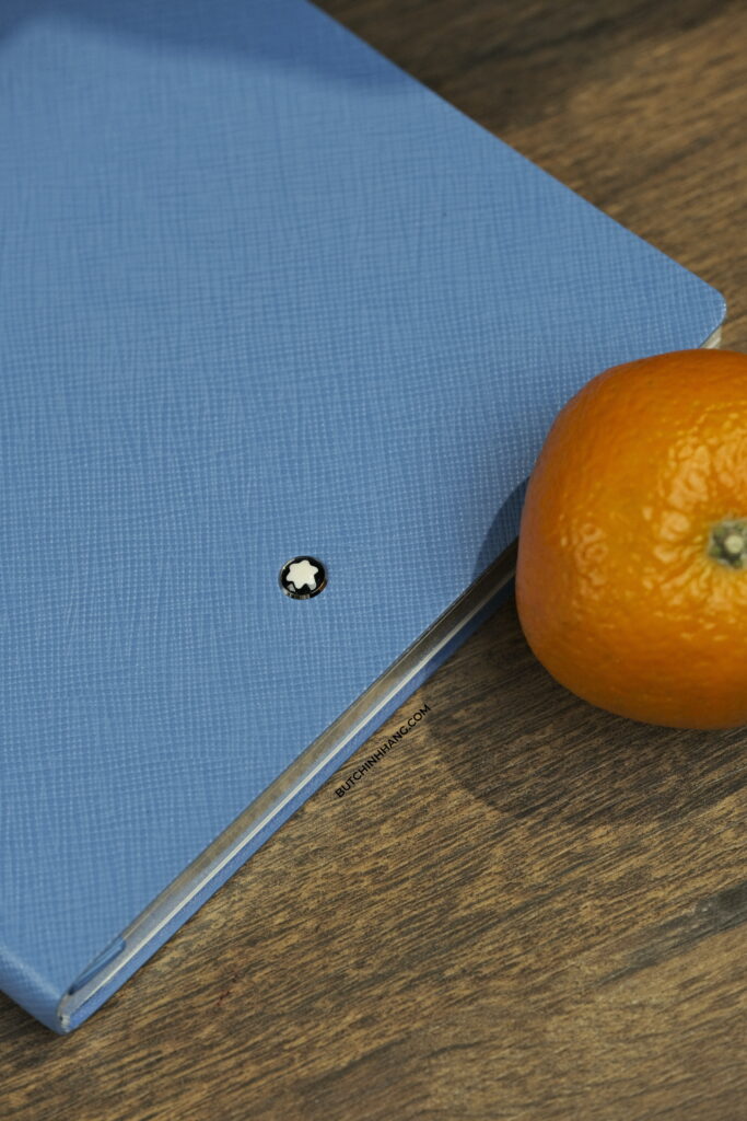 Chiếc sổ da màu xanh của Montblanc - Sản phẩm phù hợp để sánh đôi với những mẫu bút Montblanc của bạn  DSF0859