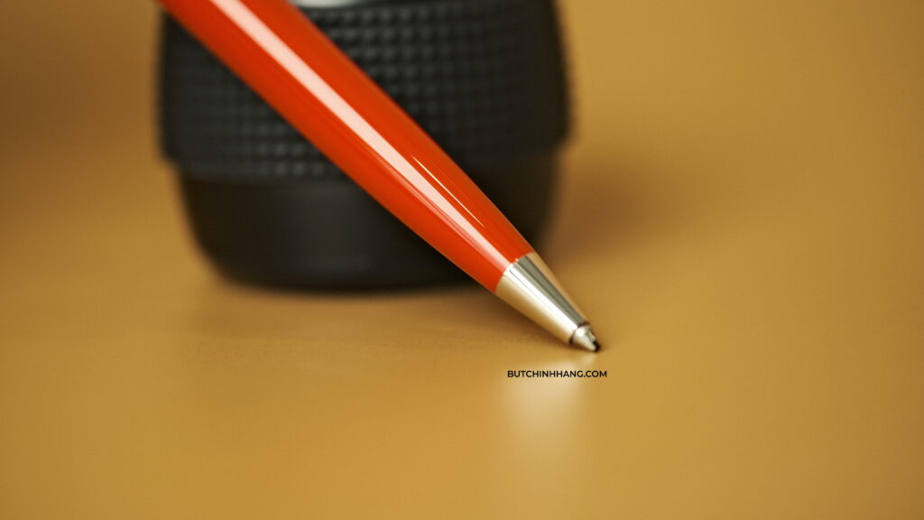 Phiên bản bút bi xoay Montblanc PIX Red - với màu đỏ rực rỡ - DSF1483