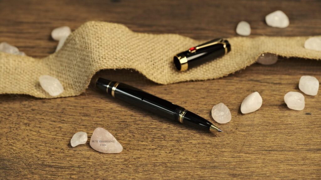 Phiên bản được ưa chuộng và vô cùng quyến rũ bởi viên Ruby đỏ của Montblanc - Boheme Gold Plate Rouge - phien ban duoc ua chuong va vo cung quyen ru boi vien ruby do cua montblanc boheme gold plate rouge 2