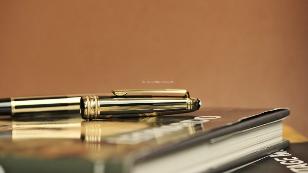 Mẫu bút bi nước thuộc dòng bút lẫy lừng Montblanc Meisterstuck Solitaire Gold & Black 20614686 49A6 4394 AD35 5FC1B7CF6598 1 201 a