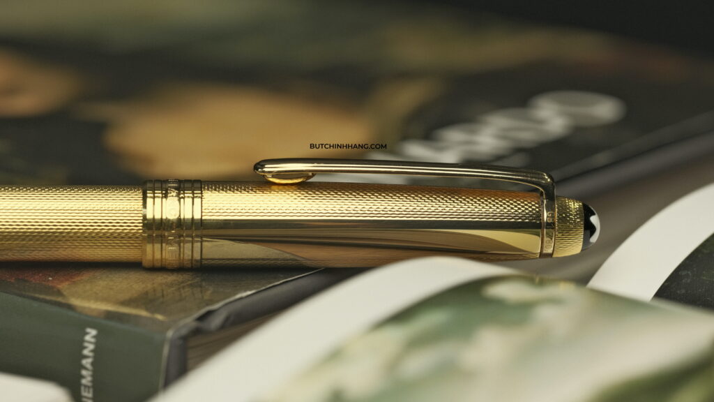 Thiết kế trang trọng của phiên bản bút Montblanc Meisterstuck Solitaire Barley Corn Gold Plated - DSF2054