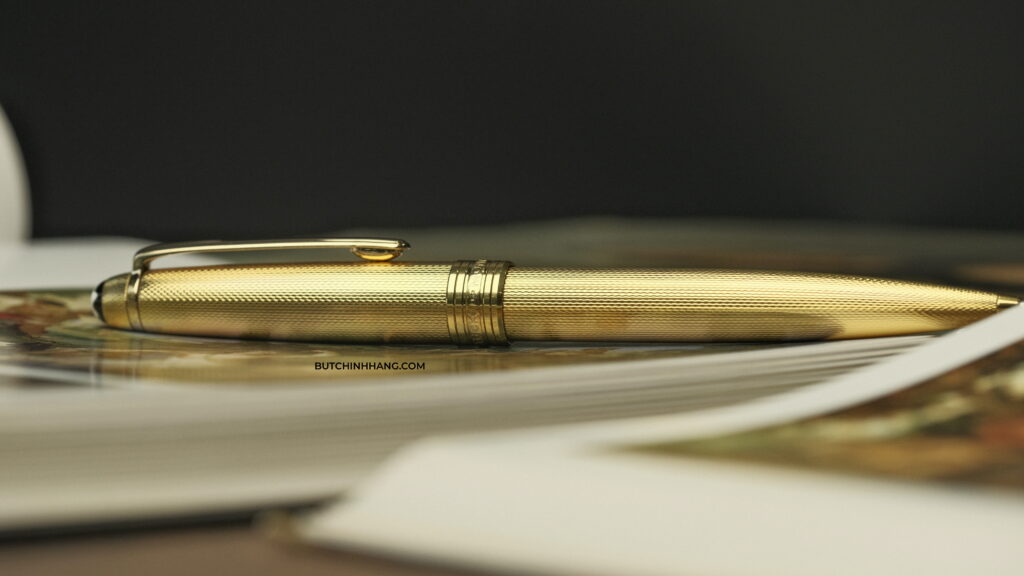 Thiết kế trang trọng của phiên bản bút Montblanc Meisterstuck Solitaire Barley Corn Gold Plated - DSF2055