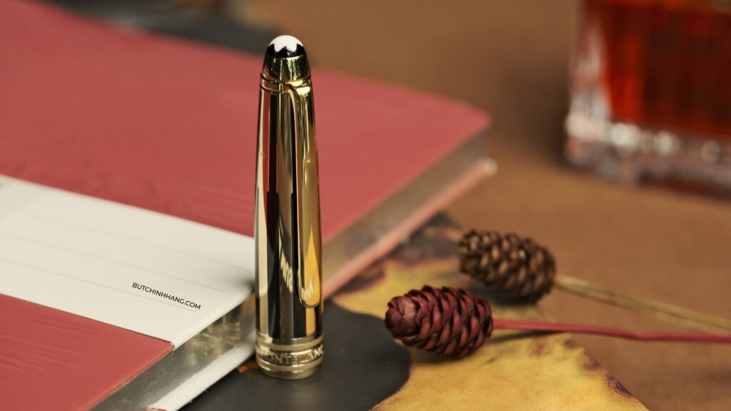 Mẫu bút máy Doue thuộc dòng bút Montblanc Meisterstuck Solitaire Gold & Black với vẻ đẹp rung động - DSF2494