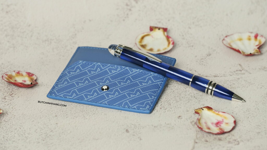 Ấn tượng bởi màu xanh đến từ bút Montblanc Starwalker Cool Blue và ví namecard Leather Goods Montblanc M_Gram 4810 Pocket 6cc Light Blue - an tuong boi mau xanh den tu but montblanc starwalker cool blue va vi namecard leather goods montblanc m gram 4810 pocket 6cc light blue 1