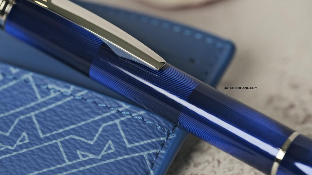 Ấn tượng bởi màu xanh đến từ bút Montblanc Starwalker Cool Blue và ví namecard Leather Goods Montblanc M_Gram 4810 Pocket 6cc Light Blue - an tuong boi mau xanh den tu but montblanc starwalker cool blue va vi namecard leather goods montblanc m gram 4810 pocket 6cc light blue