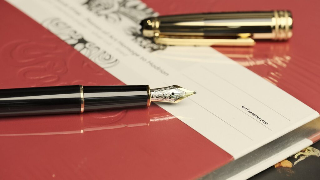 Mẫu bút máy Doue thuộc dòng bút Montblanc Meisterstuck Solitaire Gold & Black với vẻ đẹp rung động - mau but may doue thuoc dong but montblanc meisterstuck solitaire gold amp black voi ve dep rung dong 3